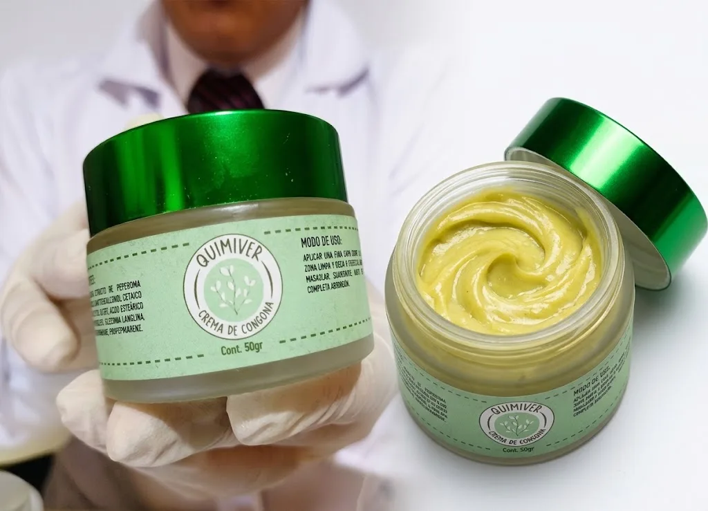 Frasco de crema QUIMIVER de 50 g sostenido con guantes y otro frasco abierto que muestra la crema